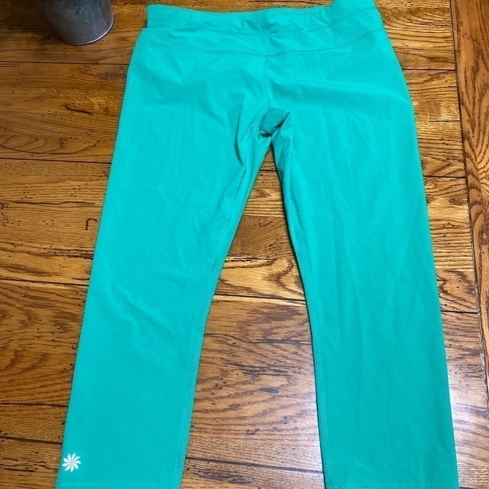 athleta M Workout Crop Leggings Green.
